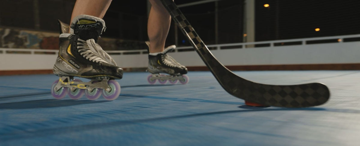 Patines de hockey línea con ruedas Doussoux sobre pista azul