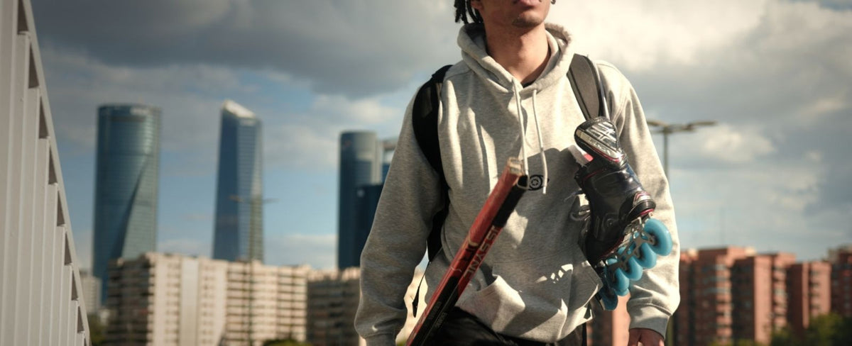 Jugador de hockey línea con sudadera Doussoux, stick y patines en Madrid