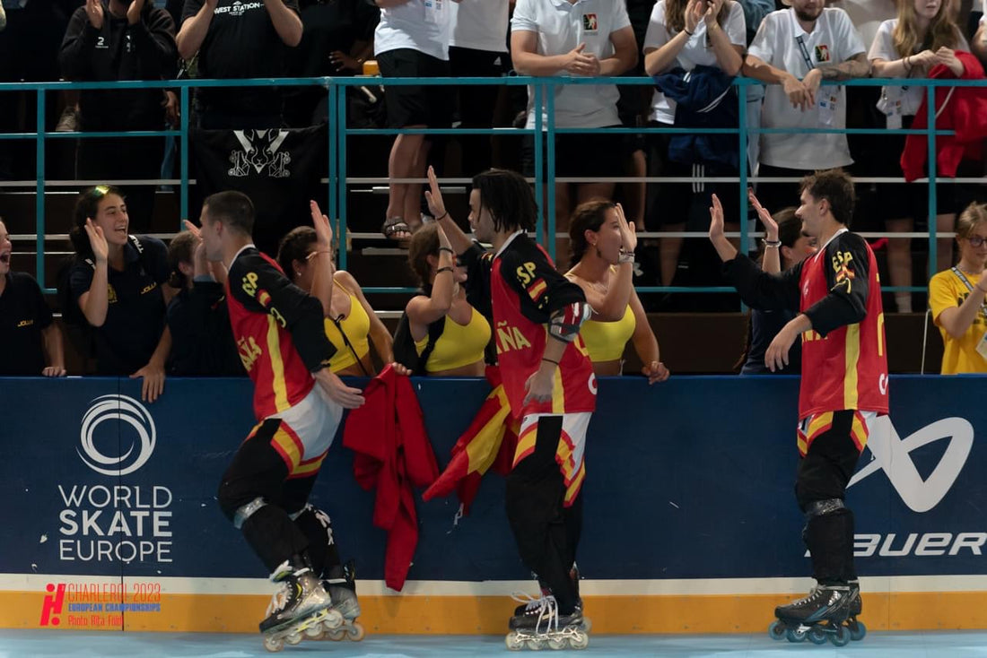Jugadores de hockey línea celebrando juntos en la pista