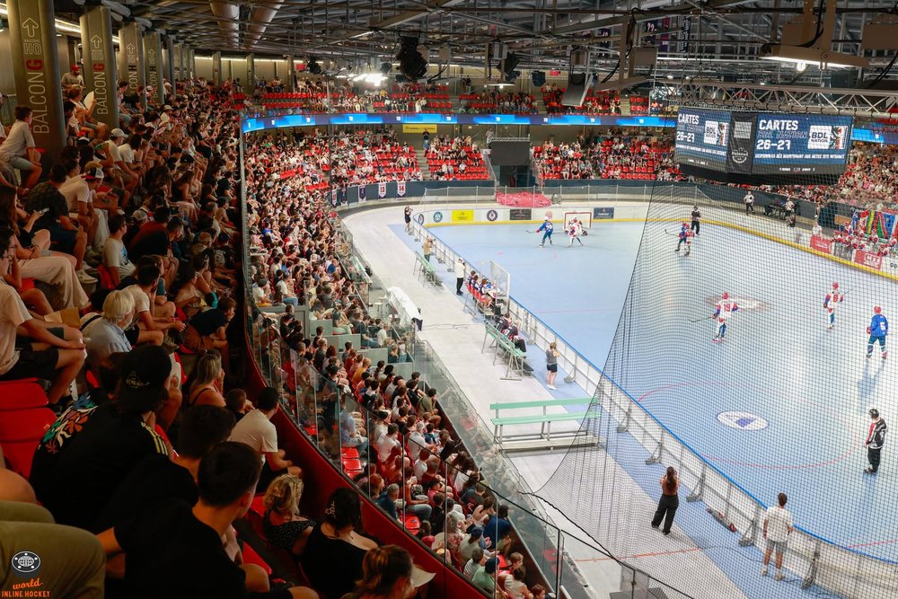 Pabellón lleno durante un partido de hockey línea
